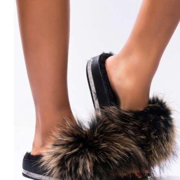 LOOKING RICH IN THESE FUR SLIDES - Picture 2 of 4